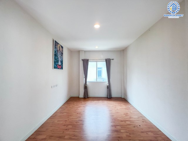 *****บ้านเดี่ยวมือสองย่านนนทบุรีฯ ม.ไลฟ์บางกอกบูเลอวาร์ด ราชพฤกษ์-รัตนาธิเบศร์ เนื้อที่กว้างขวางมากถึง 63 ตร.ว.  ฟังก์ชัน 3 ห้องนอน 3 ห้องน้ำ ที่จอดรถ 2 คัน บนทำเลแห่งการเดินทาง ใกล้รถไฟฟ้าสายสีม่วง "สถานีท่าอิฐ" เชื่อมต่อถนนราชพฤกษ์